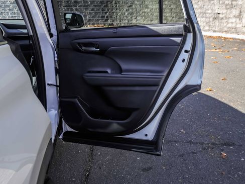 Used 2022 Toyota Highlander XLE image 16