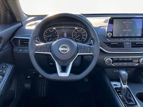 Used 2025 Nissan Altima 2.5 SV image 8