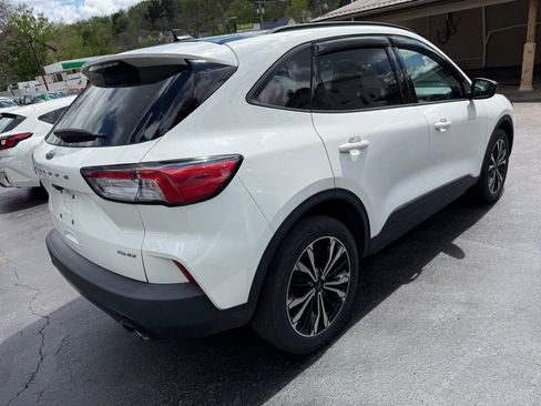Used 2022 Ford Escape SE w/ SE Sport Appearance Package image 2