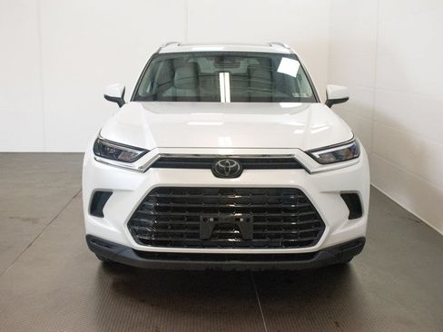 Used 2024 Toyota Grand Highlander AWD image 2