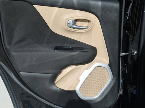 Used 2017 Jeep Renegade Latitude w/ Popular Equipment Group image 21