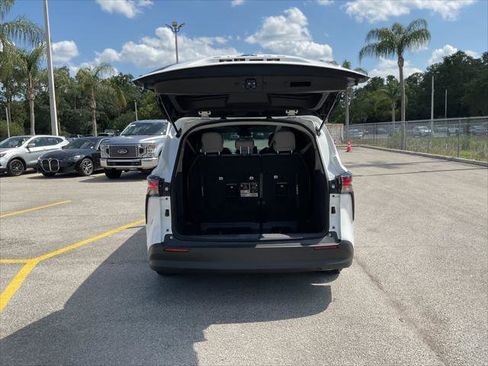 Used 2024 Toyota Sienna LE FWD image 7
