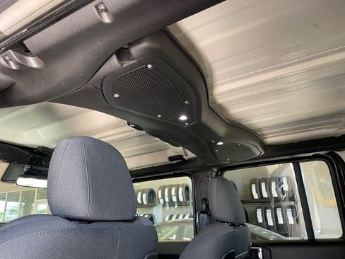 Used 2025 Jeep Wrangler Unlimited Rubicon image 17