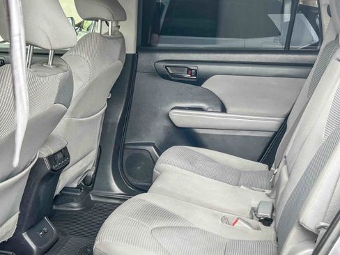 Used 2021 Toyota Highlander L FWD image 18