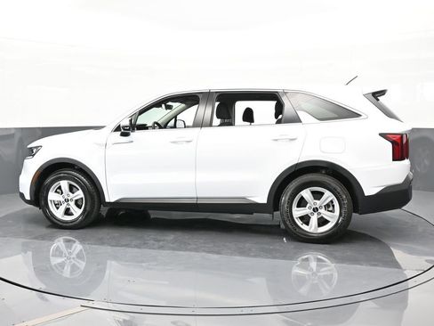 Used 2023 Kia Sorento LX image 3