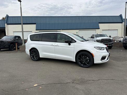 New 2026 Chrysler Pacifica Select w/ S Appearance Package image 7