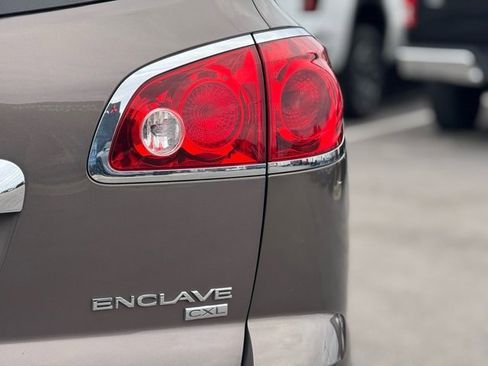 Used 2010 Buick Enclave CXL image 11