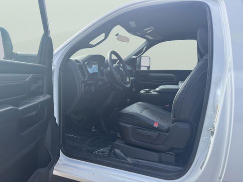 Used 2024 RAM 3500 Tradesman w/ Chrome Appearance Group AWD/4WD image 9