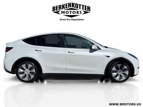 Used 2023 Tesla Model Y AWD image 2