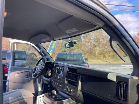 Used 2019 GMC Savana 2500 w/ Enhanced Convenience Package image 31