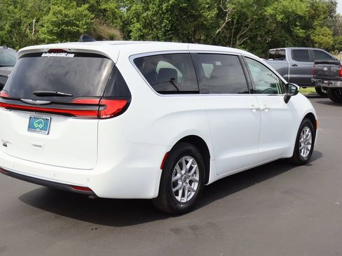 Used 2023 Chrysler Pacifica Touring-L FWD image 9