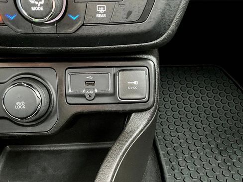 Used 2023 Jeep Renegade Latitude w/ Premium Group image 32