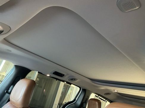 Used 2017 Chrysler Pacifica Limited image 7