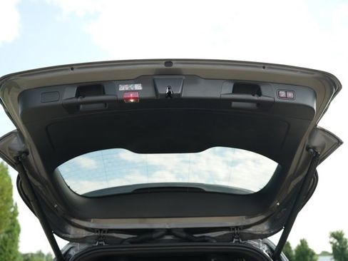 Used 2026 Mercedes-Benz GLB 250 4MATIC image 18