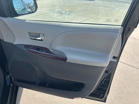 Used 2014 Toyota Sienna XLE w/ Entertainment Package image 18