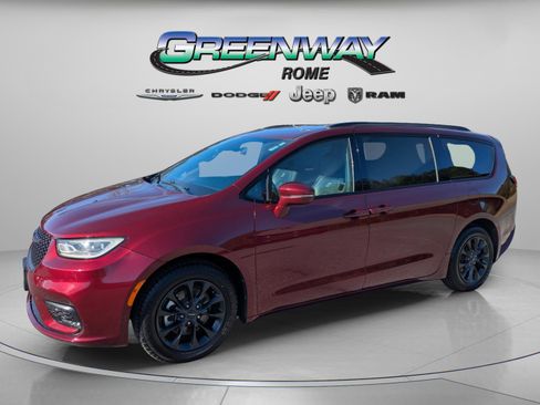 Used 2021 Chrysler Pacifica Touring-L w/ Uconnect Theater Family Group image 4