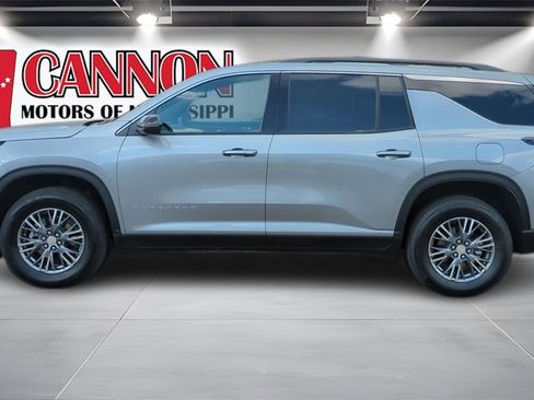 Used 2025 Chevrolet Traverse LT image 8