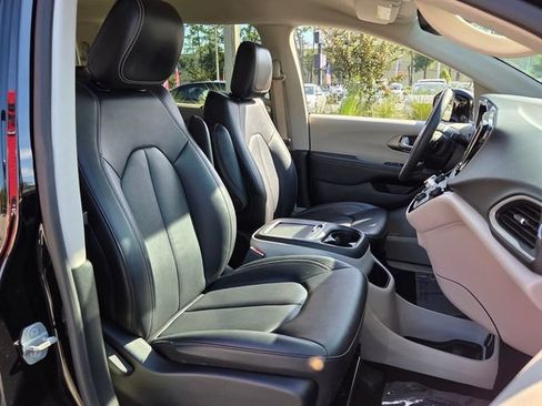 Used 2024 Chrysler Pacifica Touring-L FWD image 17