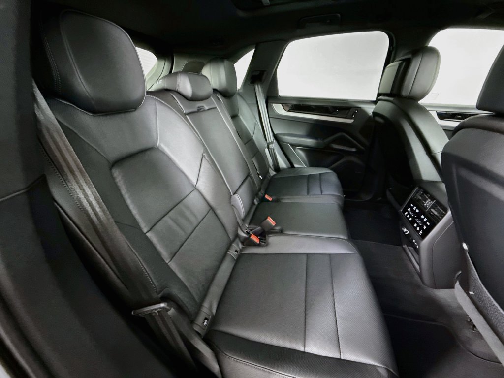 Certified 2026 Porsche Cayenne AWD/4WD image 29