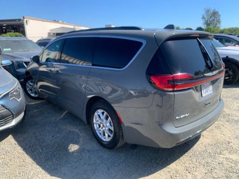 Used 2022 Chrysler Pacifica Touring-L FWD image 8