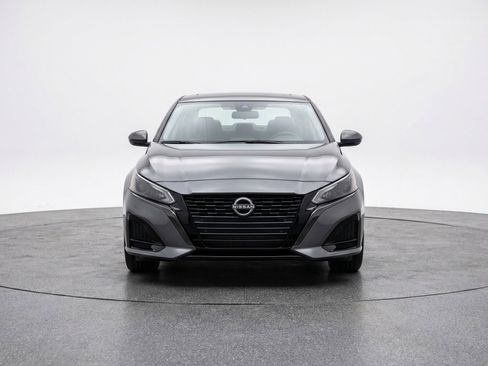 Used 2025 Nissan Altima 2.5 SV image 2