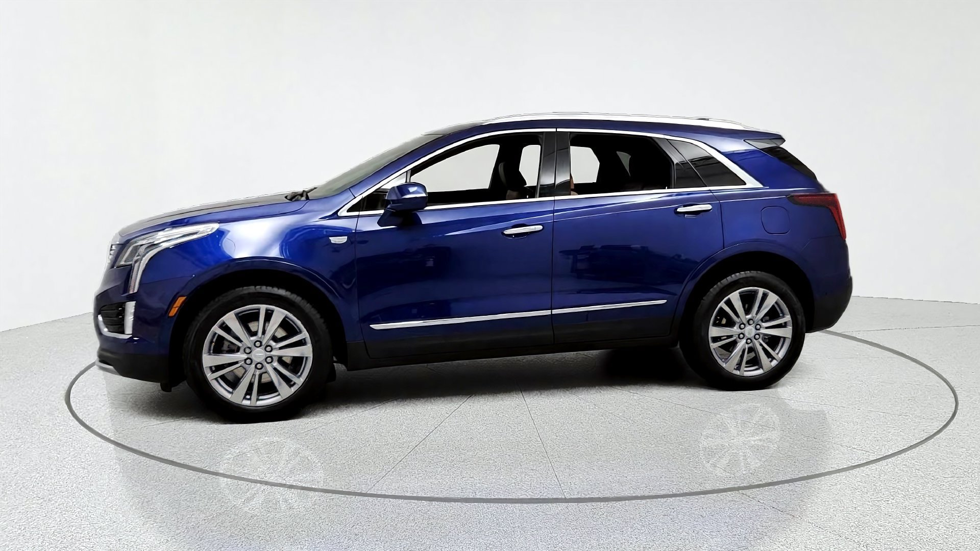 Used 2024 Cadillac XT5 Premium Luxury AWD/4WD image 2