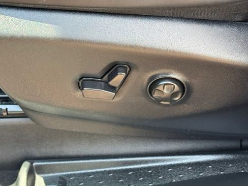 Used 2025 Chrysler Pacifica Select FWD image 10