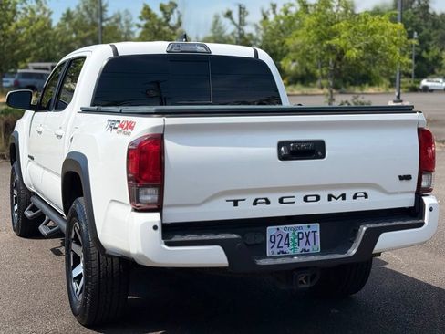 Used 2018 Toyota Tacoma TRD Off-Road w/ Technology Package AWD/4WD image 3