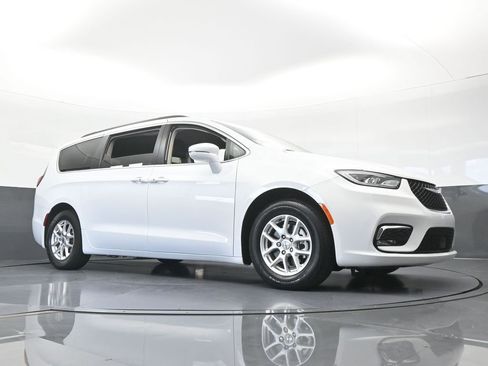 Used 2022 Chrysler Pacifica Touring-L FWD image 61