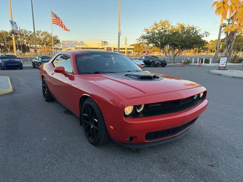 Used 2016 Dodge Challenger R/T image 1
