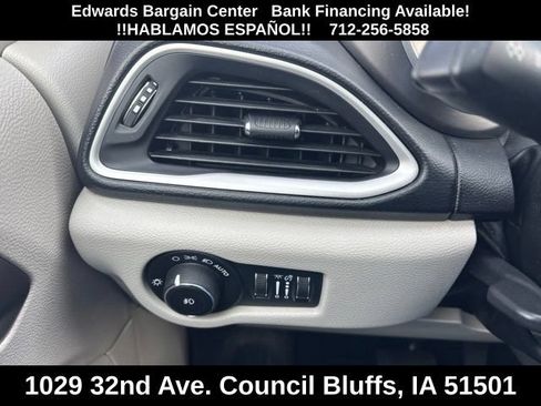 Used 2020 Chrysler Pacifica Touring-L FWD image 23