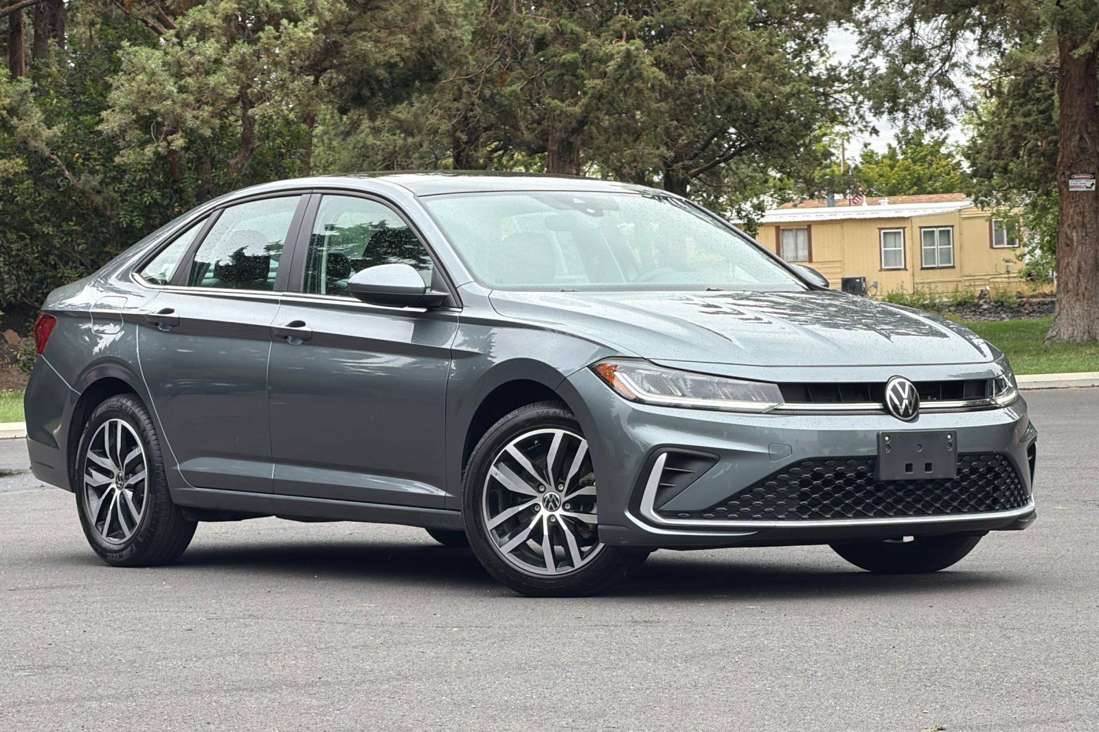 Used 2025 Volkswagen Jetta SE FWD image 2
