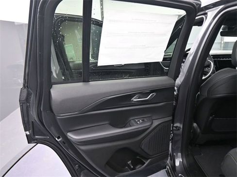 New 2025 Jeep Grand Cherokee Laredo w/ Luxury Tech Group I image 38