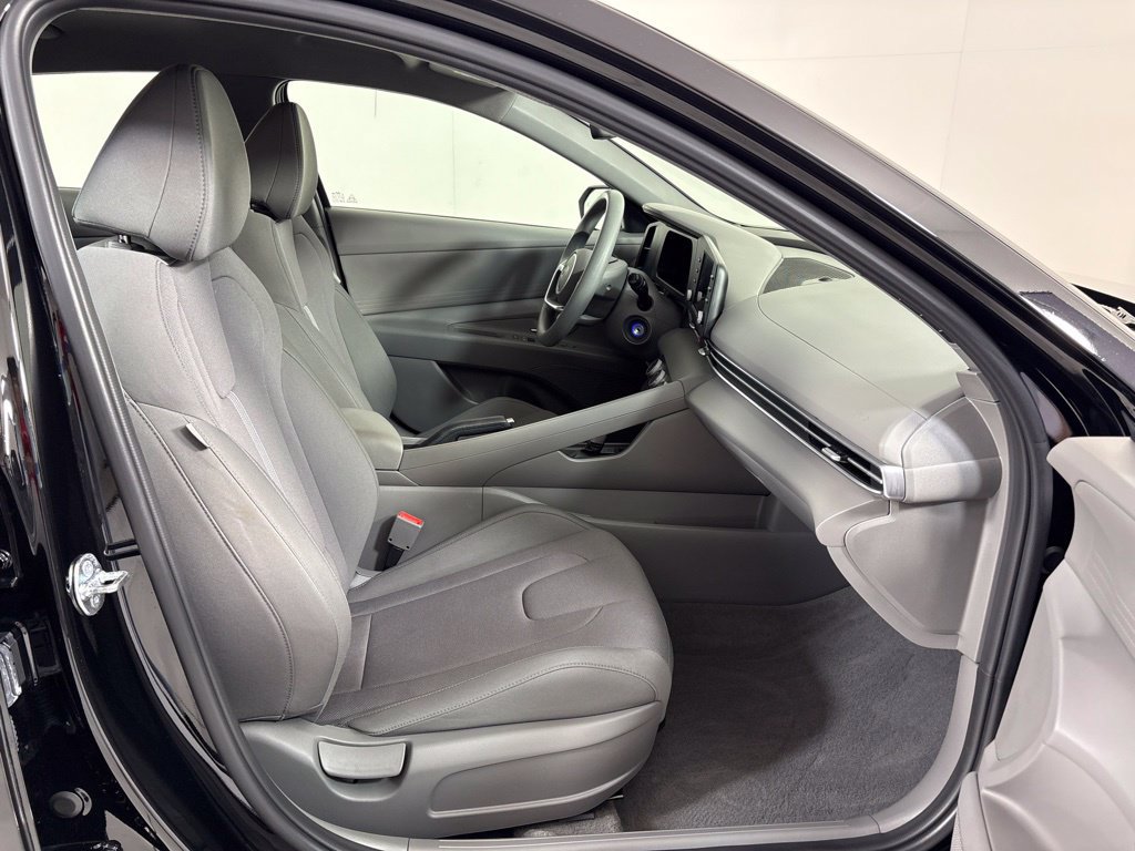 Used 2025 Hyundai Elantra SE FWD image 12
