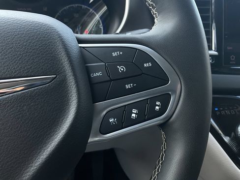 Used 2024 Chrysler Pacifica Touring-L FWD image 35