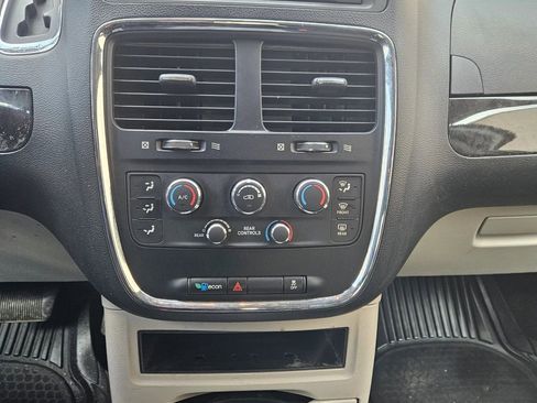 Used 2013 Dodge Grand Caravan SE image 12