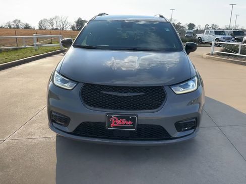 Used 2025 Chrysler Pacifica Limited image 4