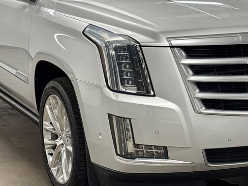 Used 2020 Cadillac Escalade Premium Luxury AWD/4WD image 5