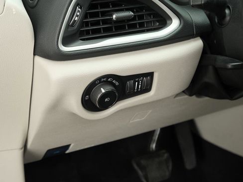 Used 2023 Chrysler Pacifica Touring-L FWD image 16