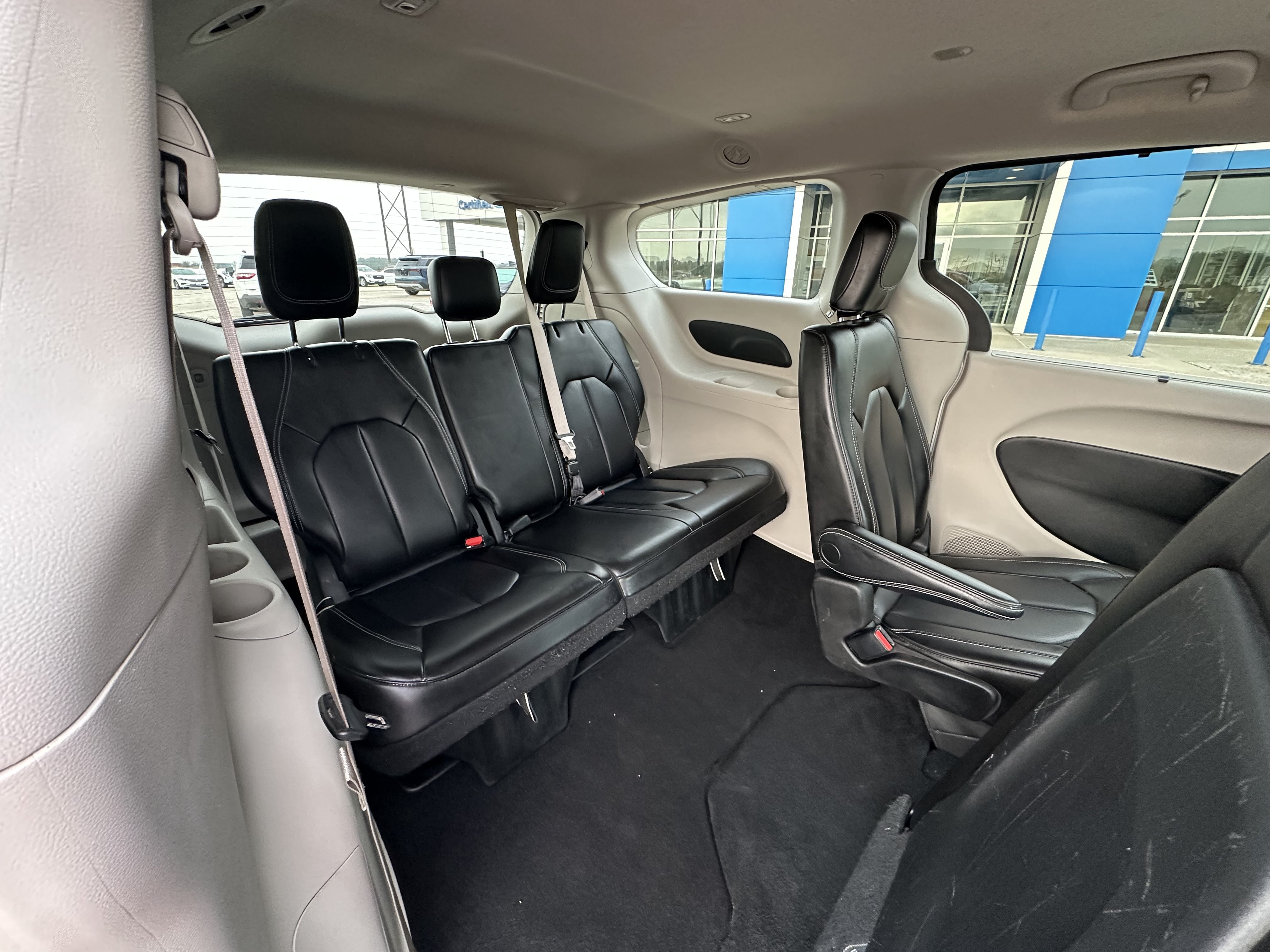 Used 2023 Chrysler Pacifica Touring-L FWD image 38
