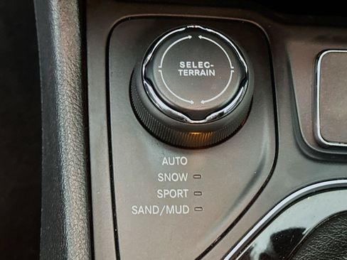 Used 2019 Jeep Cherokee Limited AWD/4WD image 25
