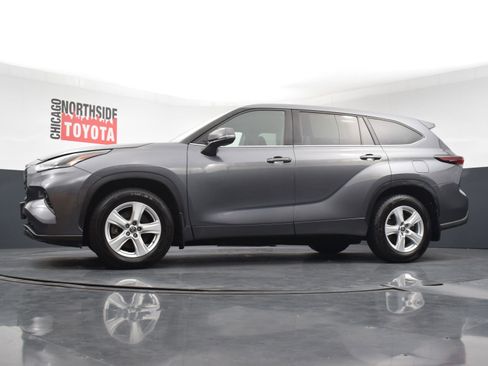 Used 2024 Toyota Highlander LE AWD/4WD image 27