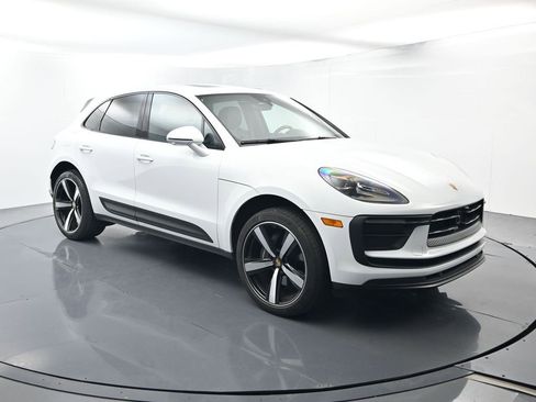 Certified 2025 Porsche Macan AWD/4WD image 17