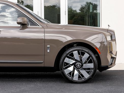 Certified 2025 Rolls-Royce Cullinan AWD/4WD image 22