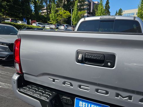 Used 2017 Toyota Tacoma TRD Off-Road w/ Premium & Technology Package AWD/4WD image 15