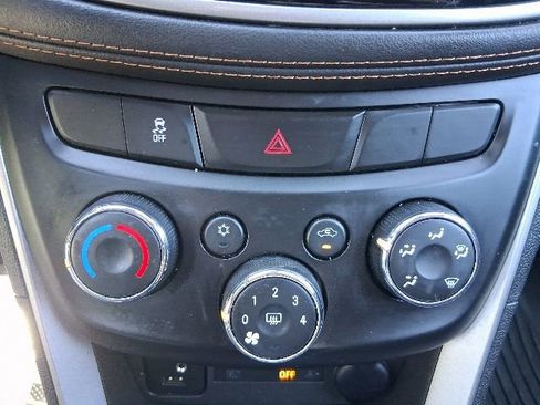 Used 2020 Chevrolet Trax LT w/ LT Convenience Package FWD image 25