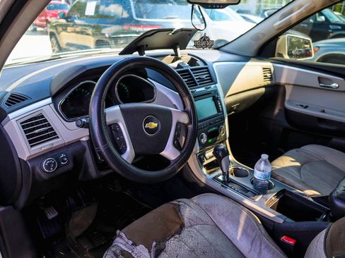 Used 2011 Chevrolet Traverse LTZ FWD image 3