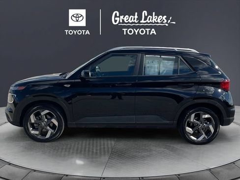Used 2025 Hyundai Venue SEL FWD image 2