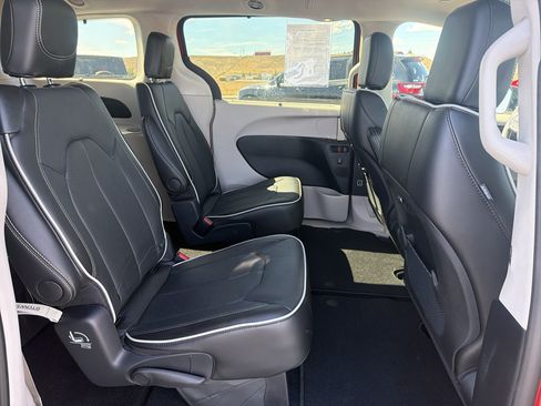 Used 2024 Chrysler Pacifica Limited AWD/4WD image 13