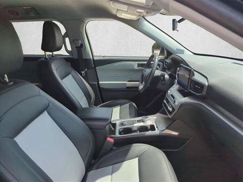 Used 2022 Ford Explorer XLT w/ Equipment Group 202A AWD/4WD image 20